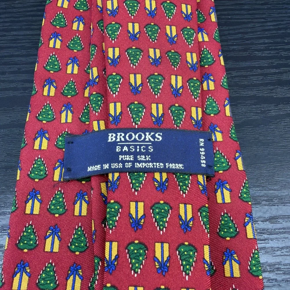 Brooks Brothers Red Muliti‎ Christmas Tie With Presents and Christmas Trees USA
